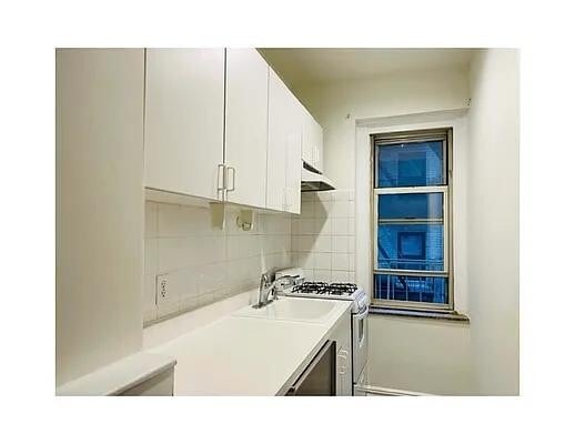 Building Photo - 210 W 19th St