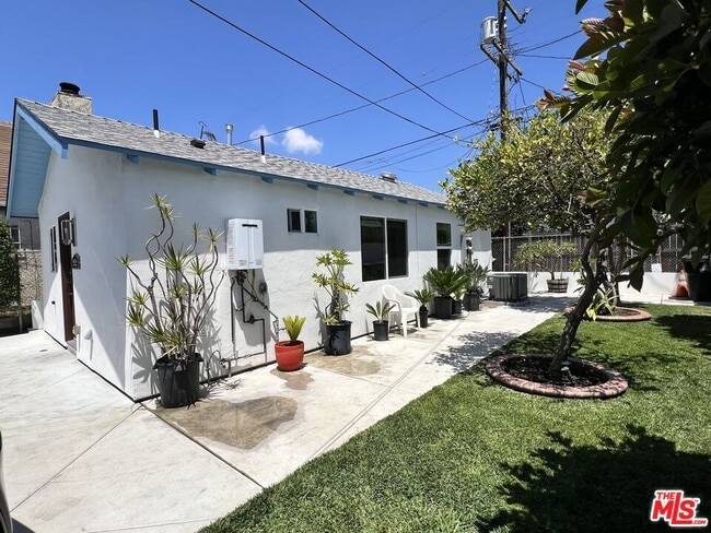 Building Photo - 3753 W 60th St