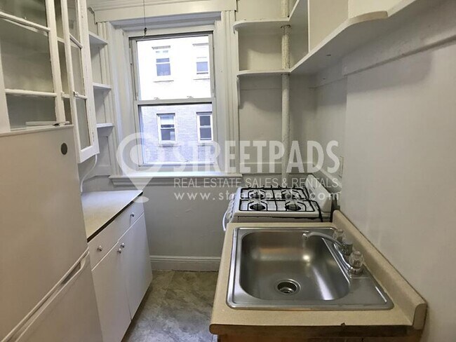 Building Photo - bedroom in Boston MA 02215