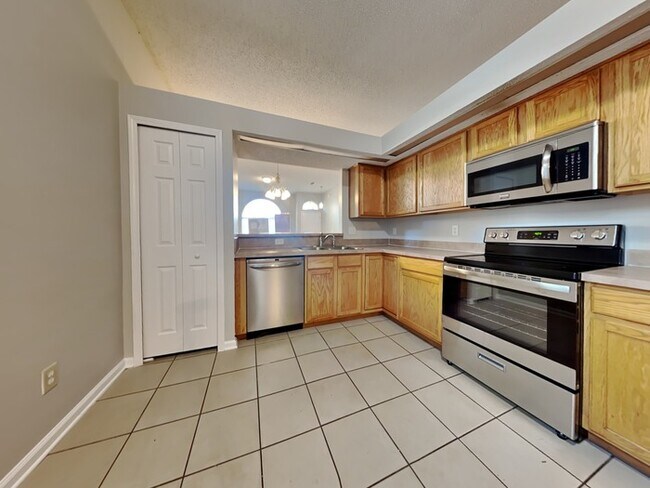 Building Photo - 4-bed, 2-bath home in Sheffield Oaks