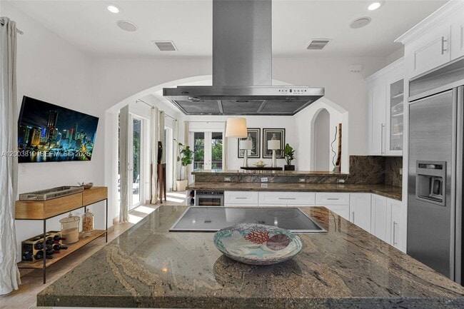 Building Photo - 2143 N Bay Rd