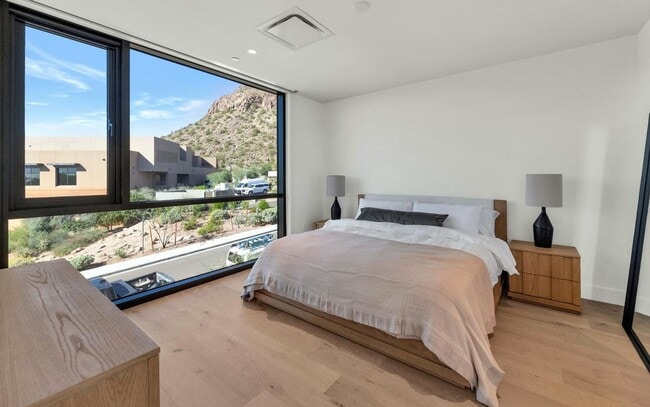 Building Photo - 4849 N Camelback Rdg Dr