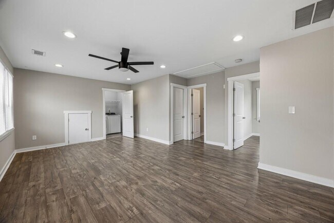 Building Photo - 2455 Lynn Iris Dr