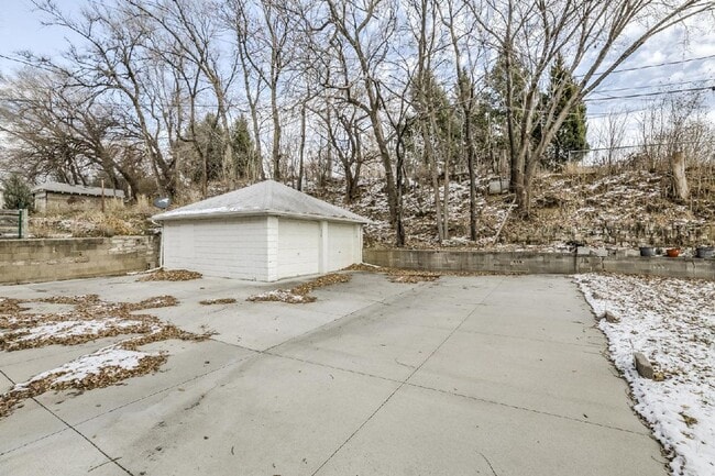 Building Photo - Beautiful Three Bedroom Town Home!