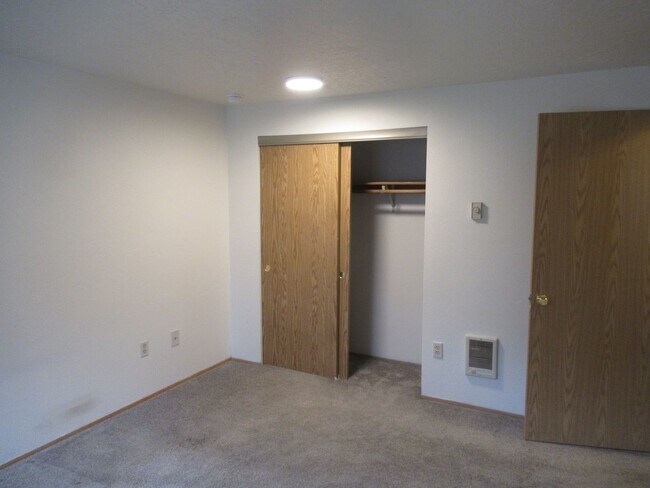 Building Photo - Quiet Two Bedroom Apartment in Keizer