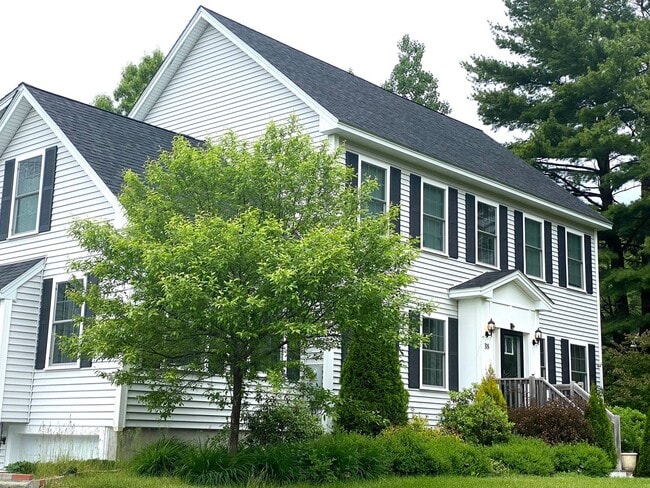 Building Photo - Spacious Four-Bedroom House in the Heart o...