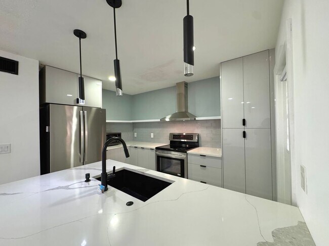 Building Photo - 3005 1/2 NW 68th St, 9D