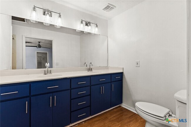 Building Photo - 204 Oak St