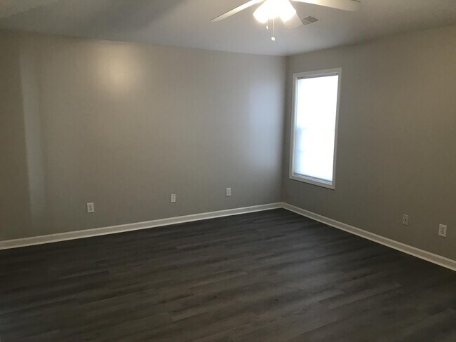 Building Photo - 220 Lake Linden Dr