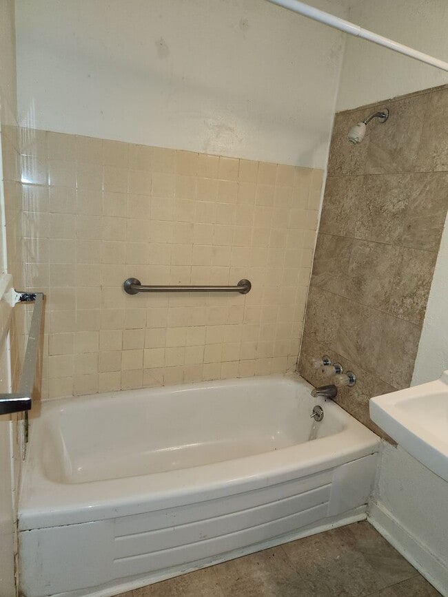Building Photo - 1-bedroom 1 bath Ground Level Apartment
