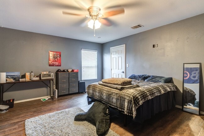 Building Photo - Rare find 5-bedroom 4-bathroom home near T...