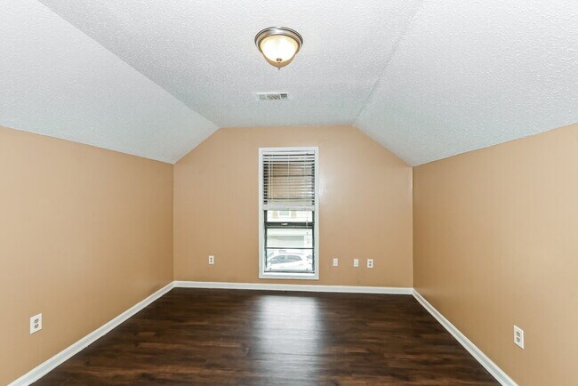 Building Photo - 5657 Rensslaer Dr