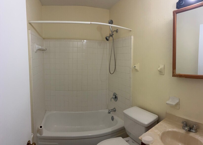 Building Photo - 2317 Giuffrias Ave