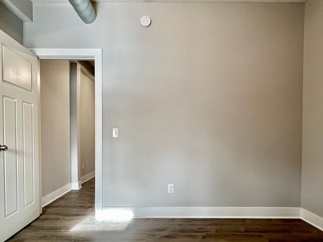 Building Photo - 933 E Front St