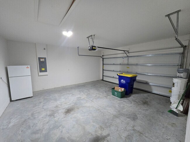 Building Photo - Stunning 4 bedroom, 2-bathroom home