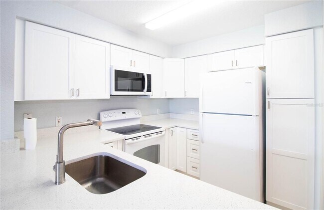 Building Photo - 14036 Fairway Island Dr