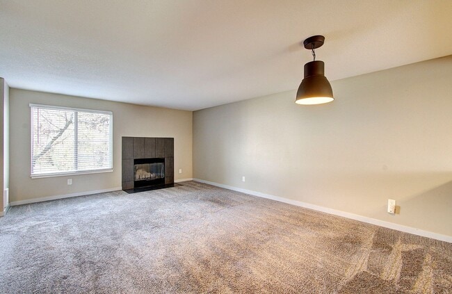 Building Photo - SALMON CREEK ~ WATERS EDGE CONDOS~ LARGE 2 Bd 2.5 Ba!