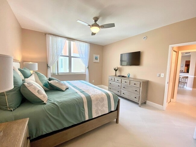 Building Photo - 806 E Windward Way