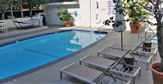 Building Photo - Luxurious 2 Bedroom, 2 Bath Condo in the Heart of Prime Hollywood