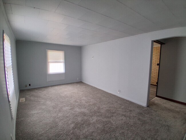 Building Photo - 913 Forrest St