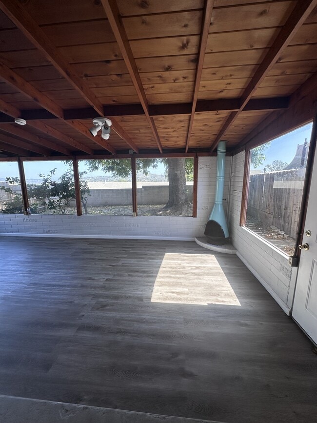 Building Photo - 1405 Skyline Dr