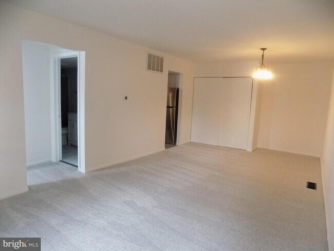 Building Photo - 106 Bancroft Rd