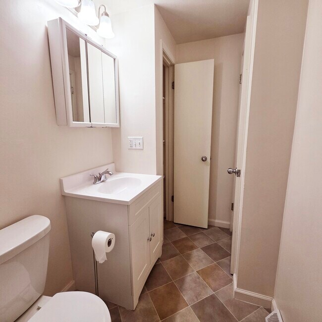 Full bath - 5205 N Montclair Ave