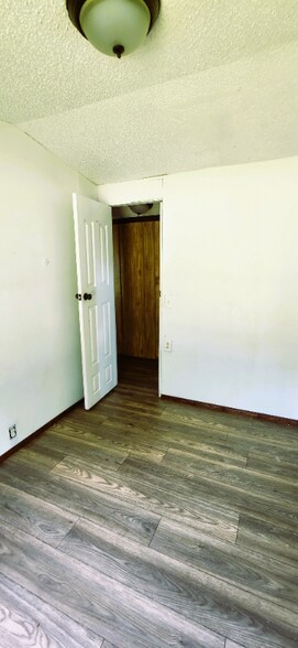 Building Photo - 571 Cobb Dr