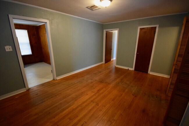 Building Photo - Spacious Home with lots of updates