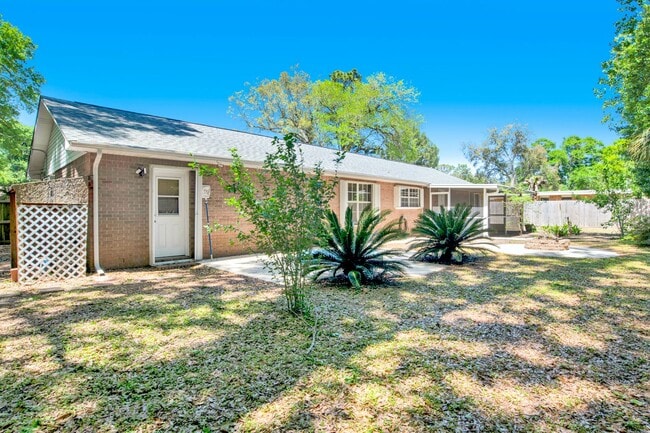 Building Photo - Well-Maintained Home with 2-Car Garage & Screened Back Porch in Central Location