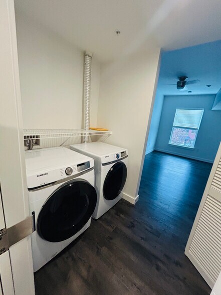 Building Photo - 550 New Holland Ave