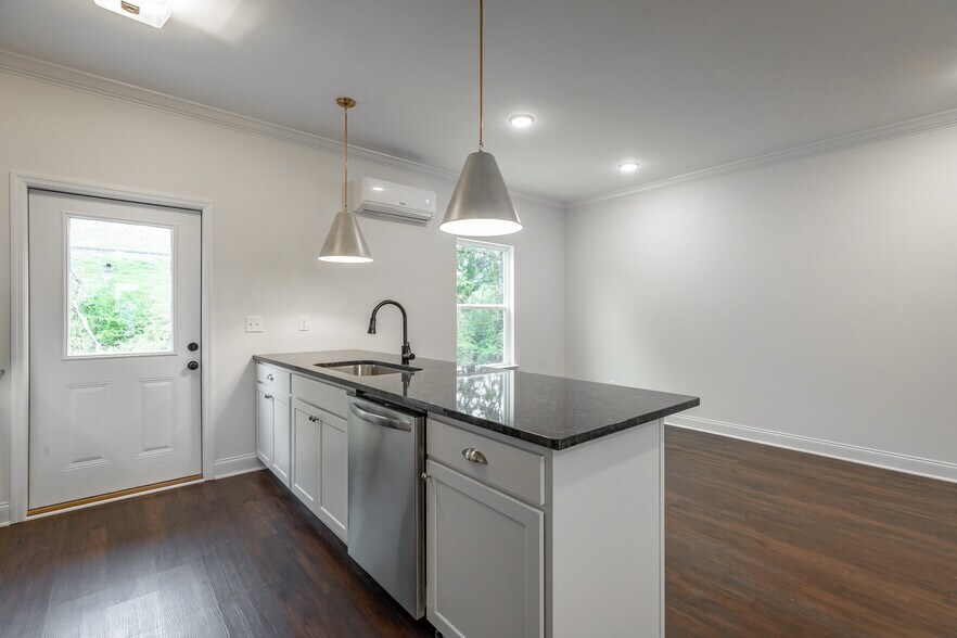 Building Photo - 5547 Stream Ln