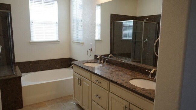 Building Photo - Beautiful 3 Bed, 2.5 Bath in Desirable Dia...