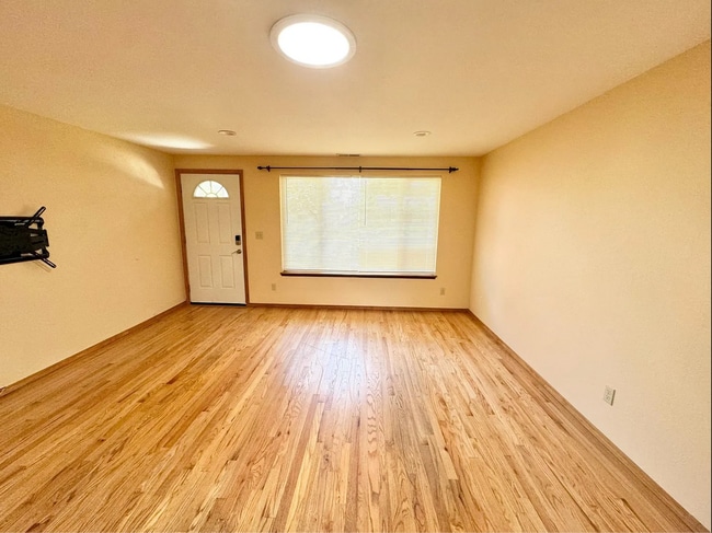 Building Photo - Charming 3 Bed/2 Bath Single Family Home i...