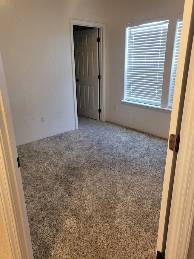 Building Photo - 3 bed 2 bath Home for Rent in Grants Pass