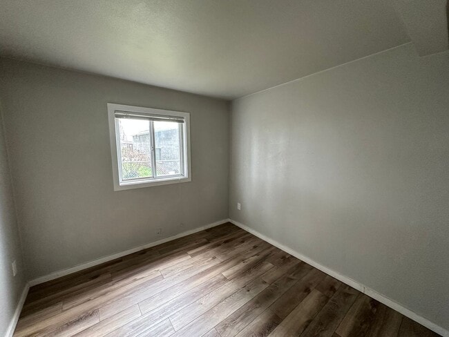 Building Photo - 1010 E 8th St