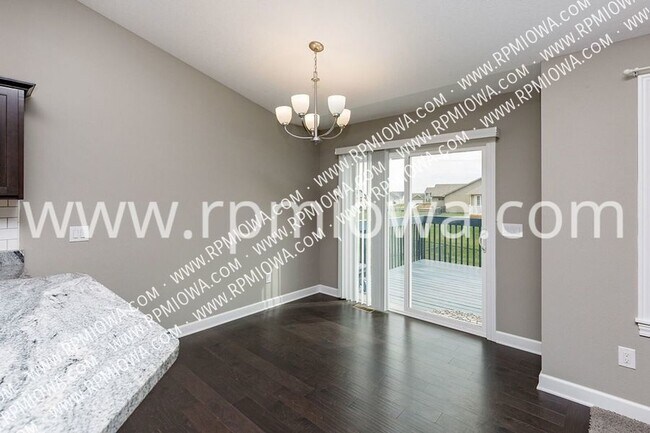 Building Photo - 4721 NE Oak Dr