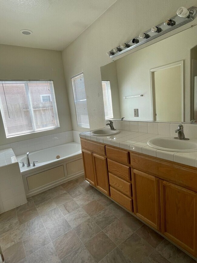 Building Photo - 757 Petit Sirah Ct