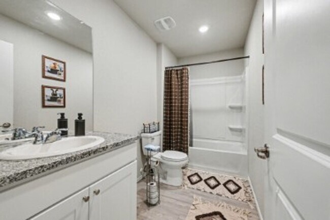 Building Photo - 3BED/2BATH HOUSE AVAILABLE FOR LEASE!