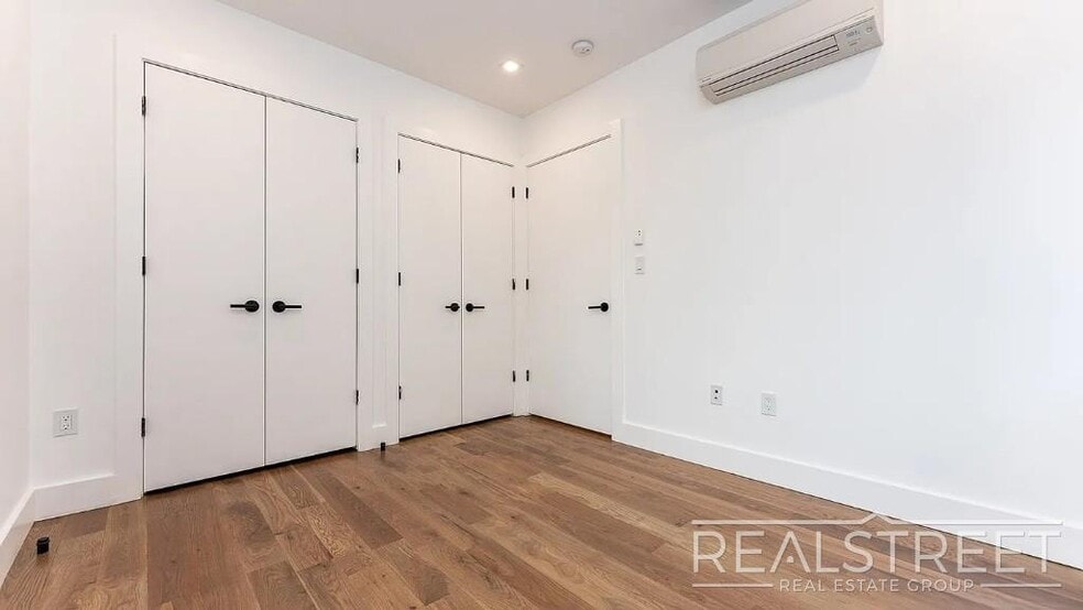 Building Photo - Montrose Avenue