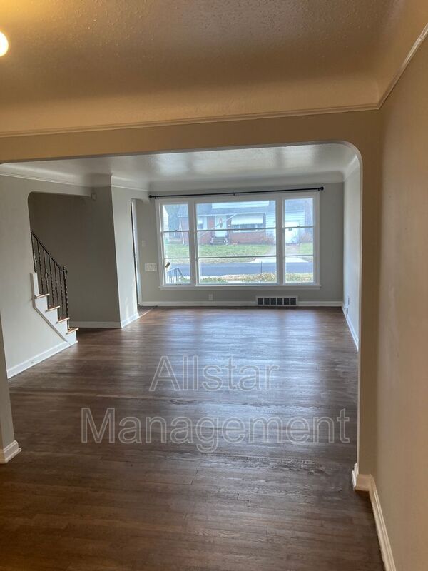 Building Photo - 320 Halle Dr