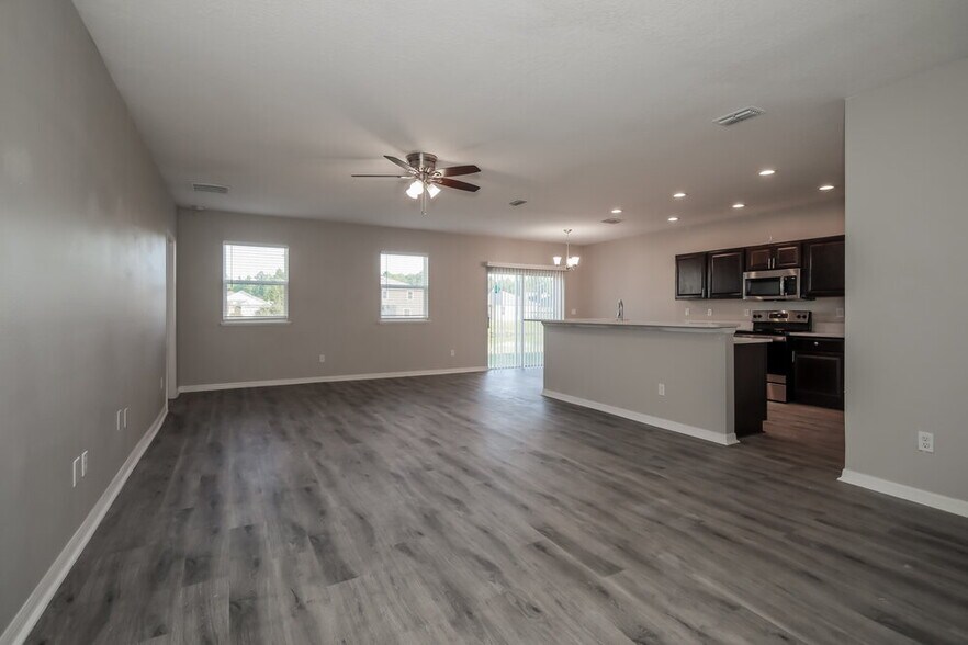 Building Photo - 10305 Magnolia Hills Dr