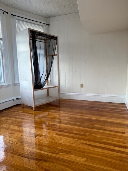 B-room - 683 Main St