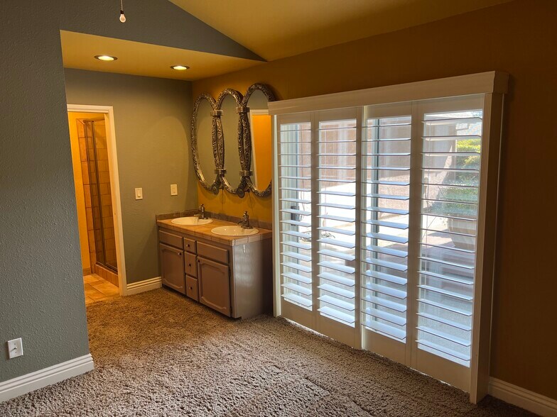 Building Photo - 1622 Royo Ranchero Dr