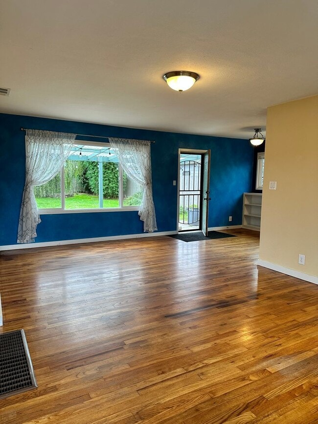 Building Photo - 2 Bedroom/ 1 Bath House in Eureka, Single car Garage with Washer & Dryer included!!