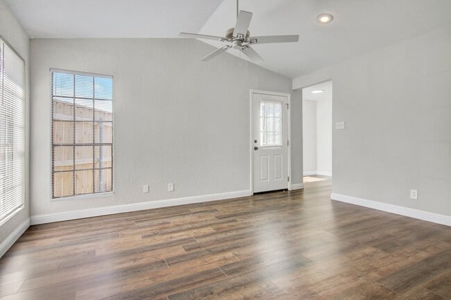 Building Photo - Willow Chase Apartments