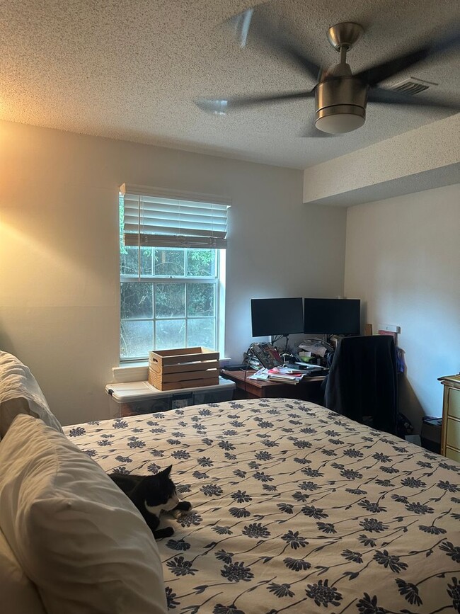 Building Photo - 2 bedroom, 1 Jack-and-Jill bath located on...