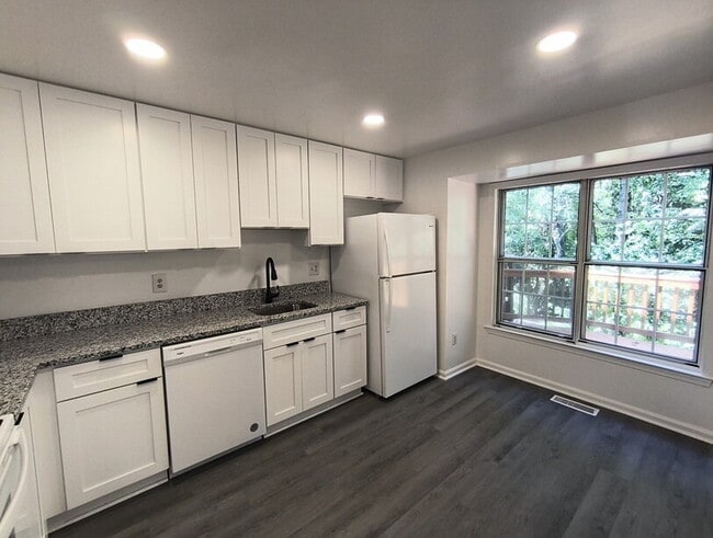 Building Photo - Spacious Alexandria Townhome in Convenient...