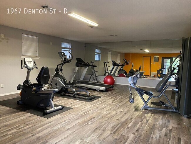 Building Photo - $500 moves you in