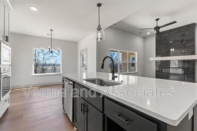 Building Photo - 1050 Whistler St